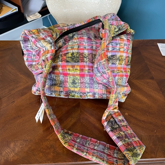 Across body purse is colorful and light. - Picture 2 of 2